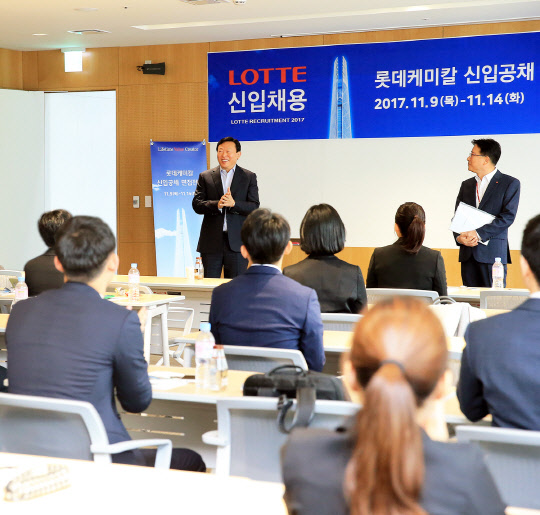 신동빈 롯데그룹 회장이 지난 13일 서울 잠실 롯데월드타워 15층 롯데케미칼 본사에서 진행한 롯데케미칼 신입사원 공채 면접 현장을 찾았다. 이날 현장에서 신 회장이 지원자들을 격려하고 있다.   롯데그룹 제공